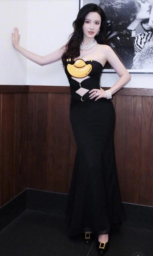 女明星黑色抹胸裙,黑色抹胸裙演绎女明星优雅魅力
