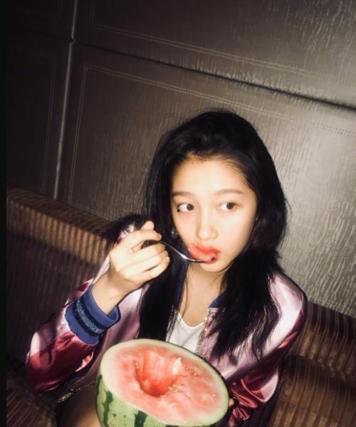 中午吃瓜晚上披纱