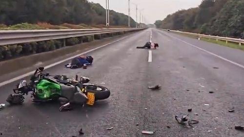 女网红被汽车撞到车上,瞬间成焦点